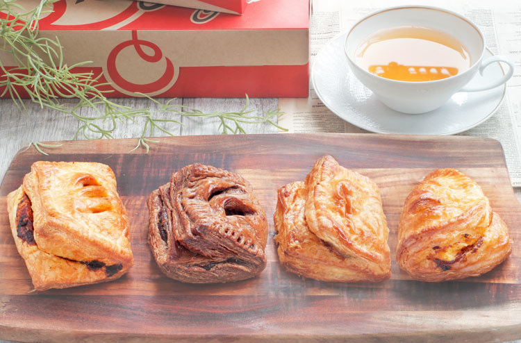 パイ専門店パイ、グルグルの人気パイアップルパイ、ミートパイ、生チョコクリームパイ、生キャラメルパイの姿写真