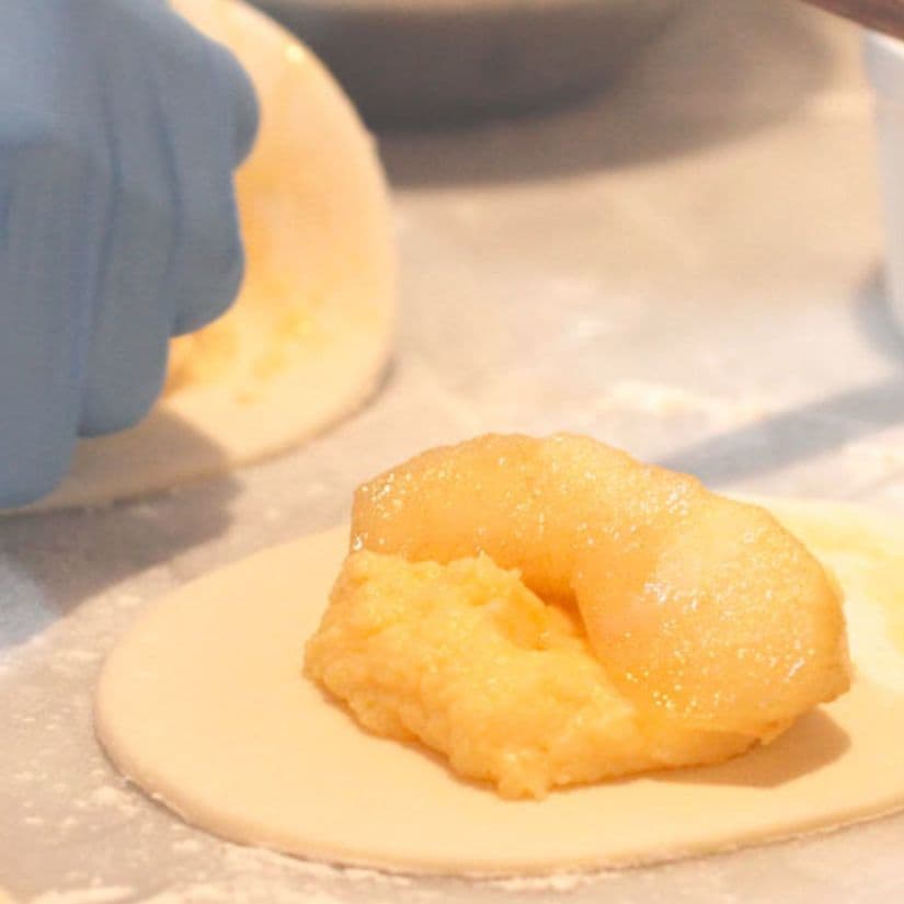 アップルフィリングとカスタードクリームをパイ生地に包んで