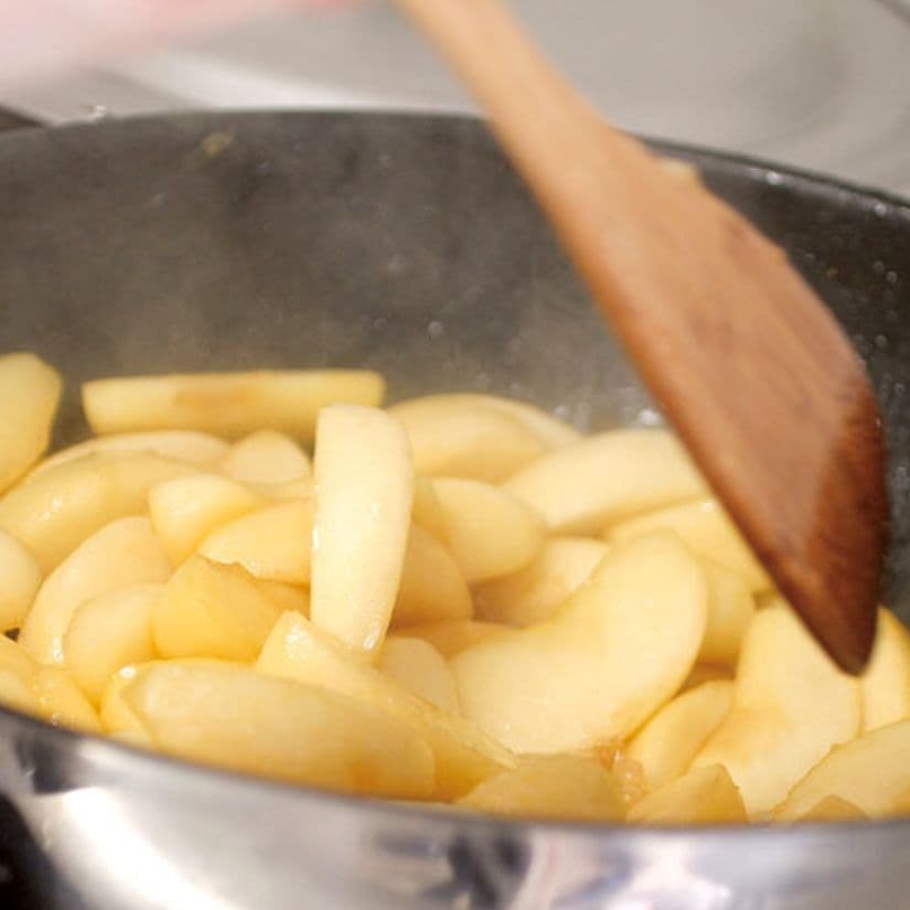 アップルフィリングとカスタードクリームをパイ生地に包んで