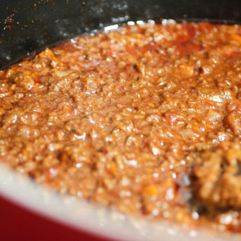 アップルフィリングとカスタードクリームをパイ生地に包んで