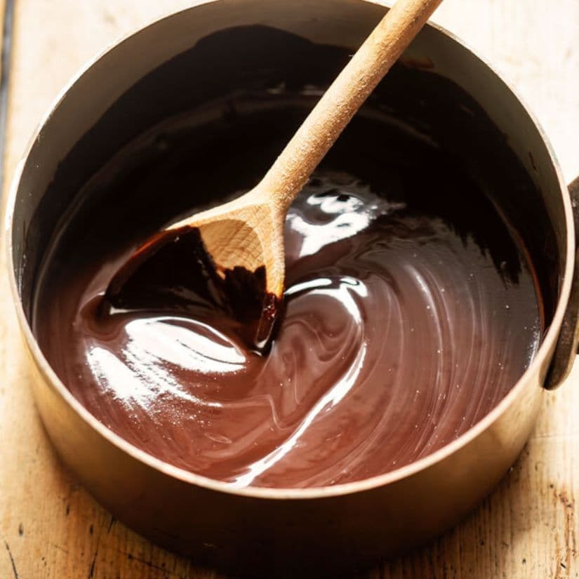 アップルフィリングとカスタードクリームをパイ生地に包んで