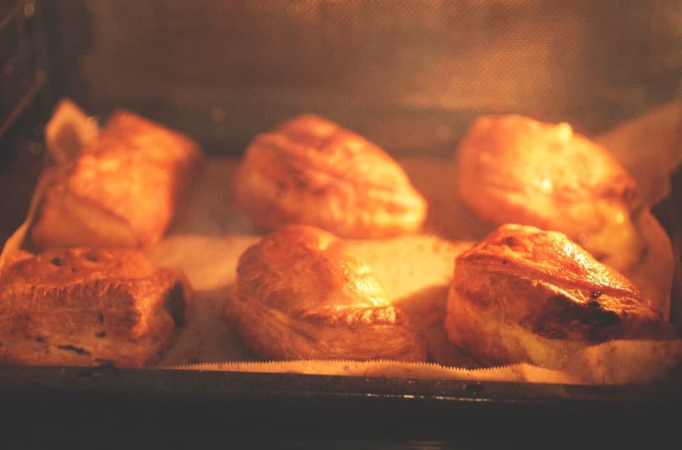 パイ専門店パイグルグルのパイをガスオーブンで焼く様子