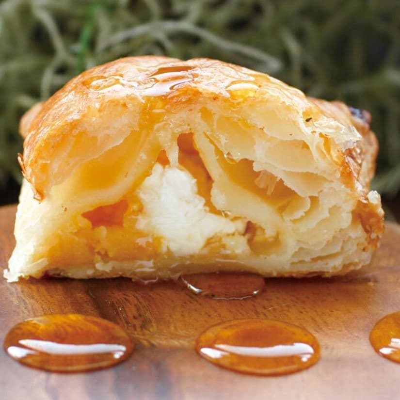 アップルフィリングとカスタードクリームをパイ生地に包んで